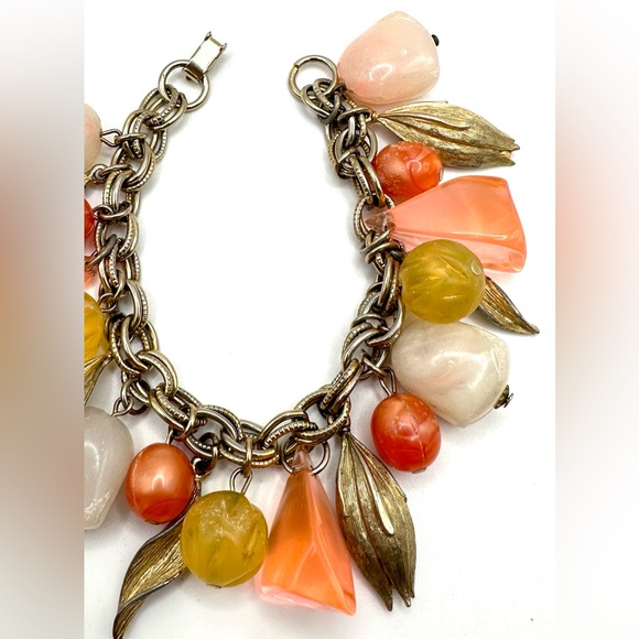 Vintage 1960s Chunky Lucite Bead and Gold Leaf Charm Bracelet - Picture 5 of 12